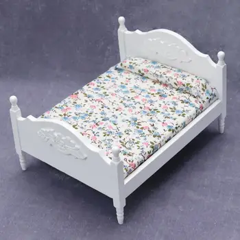 Мебель для кукольного домика Кровать Модель двуспальной кровати Украшение кукольного домика с матрасом и деревянной миниатюрной кроватью для подарка мальчикам и девочкам