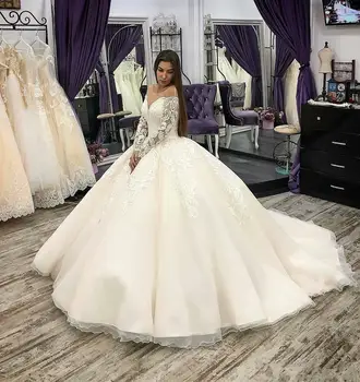 Роскошное свадебное платье с кружевной аппликацией 